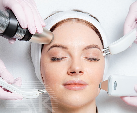 Kosmetoloq və dermatoloq fərqi nədir?